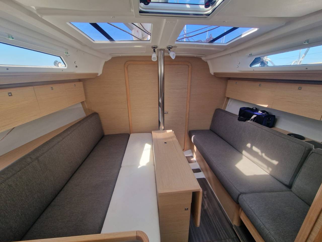 DZAMA -DUFOUR 360 DE 2022 3 CABINES + 1 SDB